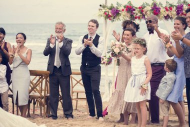Düğün konuklar gelin ve damat için alkışlar