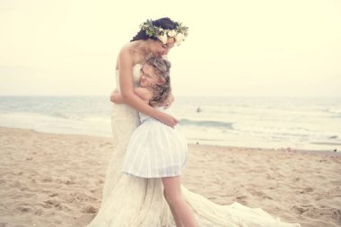 Güzel gelin ve kız kardeşi deniz tarafından