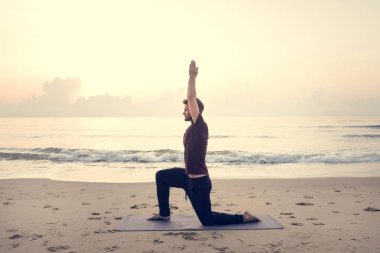 adam pratik Yoga sahilde