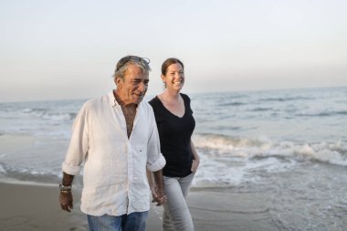 Tarafından deniz kıyısı yürüme çift