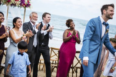 Düğün konuklar gelin ve damat için alkışlar