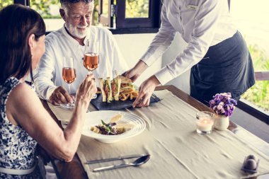 Olgun çift bir restoranda öğle yemeği