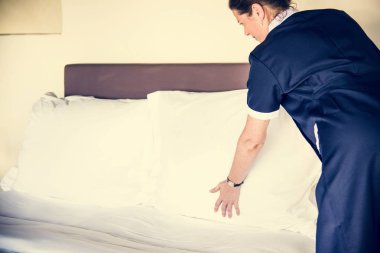 Otel odasını temizleyen hizmetçi.