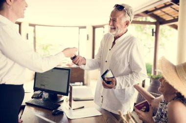 Bir oda anahtarı için bir konuk giving resort resepsiyonist