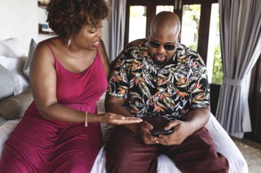 Afrika kökenli Amerikalı adam tatile telefon kullanma