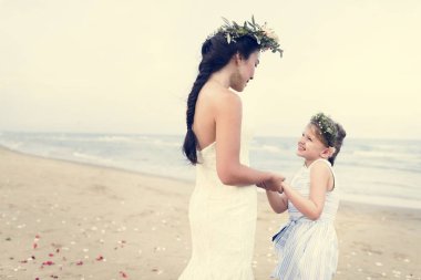 Ona çiçek kız ile güzel gelin