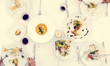 Açık havada yaz akşam yemeği