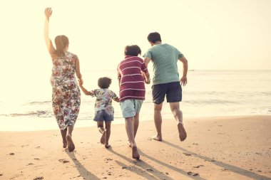 Asya Aile kumsalda oynarken