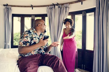 Karısı kocası telefonda çok fazla zaman harcama için kızıyor