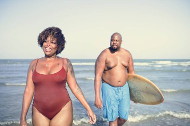 Denizde oynayan mutlu çift