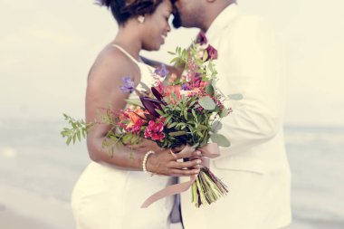 Afrika kökenli Amerikalı çift sahilde evleniyor