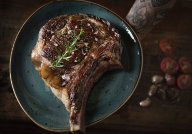 Garnitür ile bir plaka üzerinde tomahawk 