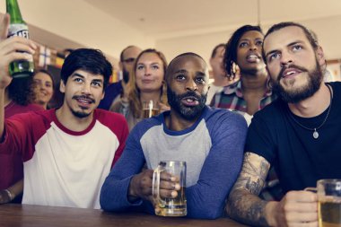 Arkadaşlar, spor bar birlikte tezahürat