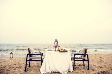 Denizin kenarında yemek masası