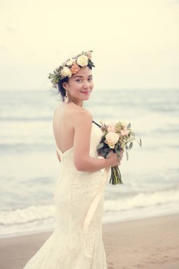 Deniz kenarında güzel bir gelin
