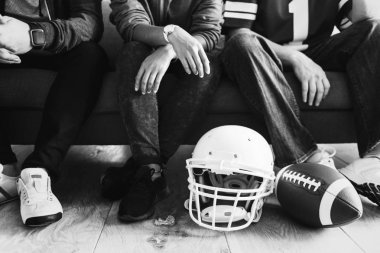 Kanepe oturma odası, Amerikan futbol kask ve top katta oturan arkadaşlar 