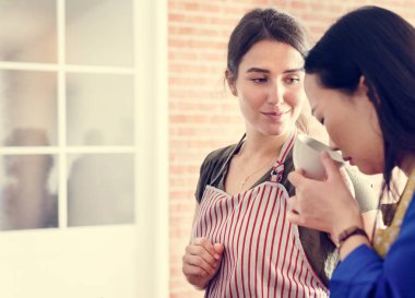 Farklı insanlar yemek kursuna katılma