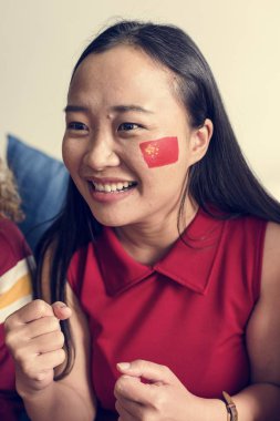 Arkadaşlar boyalı bayrağı ile Dünya Kupası tezahürat