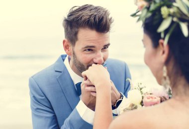 Genç çift sahilde evleniyor