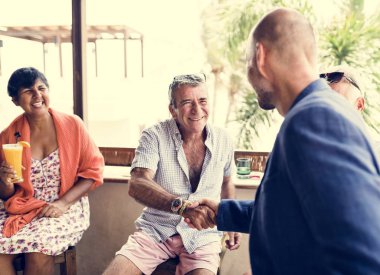 Bir konuk ile tokalaşırken otel müdürü