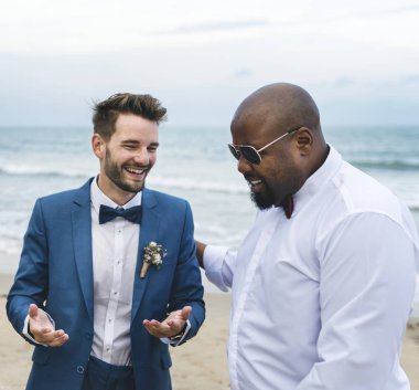 Damat ve sağdıç sahilde