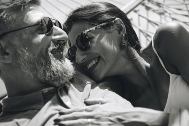 Birlikte bir hamakta dinlenme çift