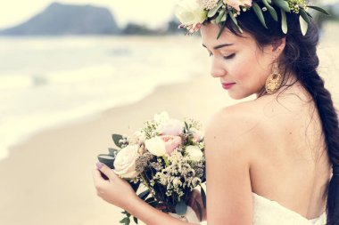 Deniz kenarında güzel bir gelin