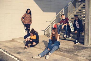 Grup okul arkadaşlar açık havada yaşam tarzının ve sonra okul mekân kavramı