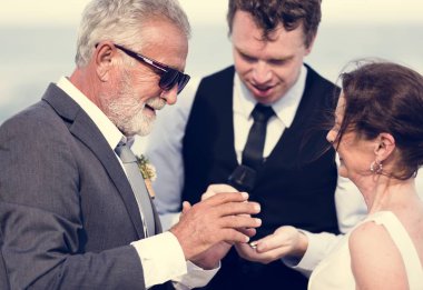 Genç Olgun çift sahilde evleniyor