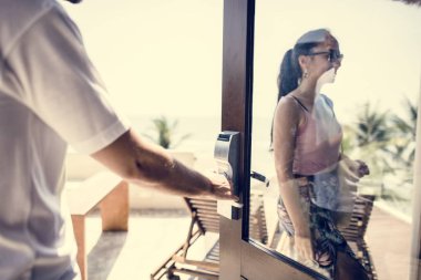 Genç çift bir tatil iade