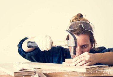 kadın marangoz ahşap ile çalışma