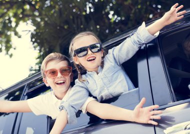 Mutlu çocuklar araba pencereden dışarı bakarak