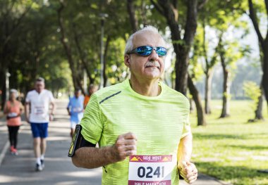 Parkta, yarış kazanan gözlüklü adam çalışan üst düzey sporcular insanlar 