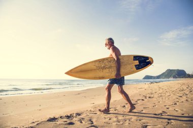 Olgun sörfçü bir dalga yakalamak hazır