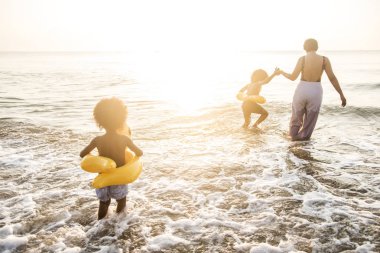 Aile sahilde eğleniyor.