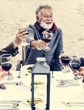 Sahilde kırmızı şarap ile toasting yaşlılar