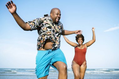 Denizde oynayan mutlu çift