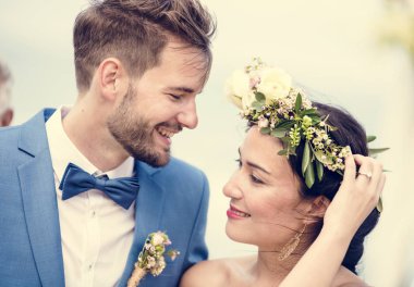 Sahilde düğün töreninde genç çift