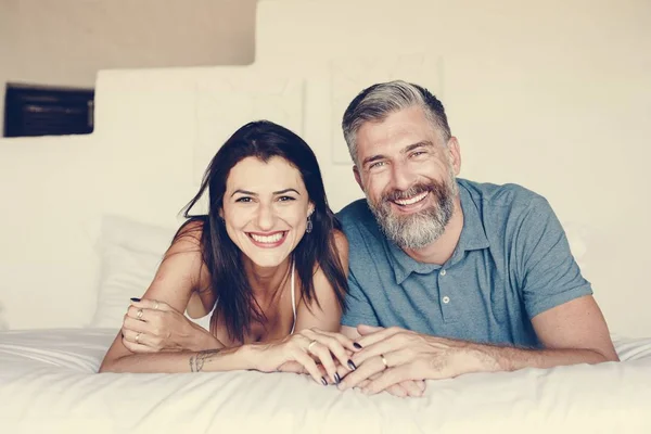 Casal Passando Sua Lua Mel Cama — Fotografia de Stock