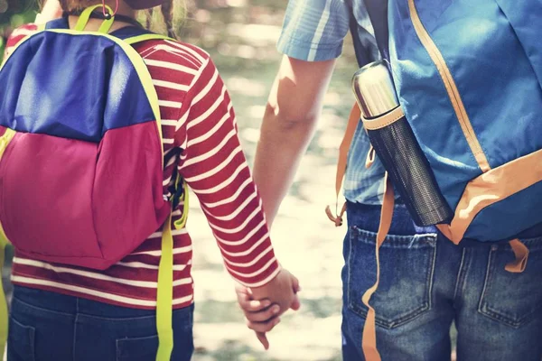 Kız ve erkek kardeş bir maceraya