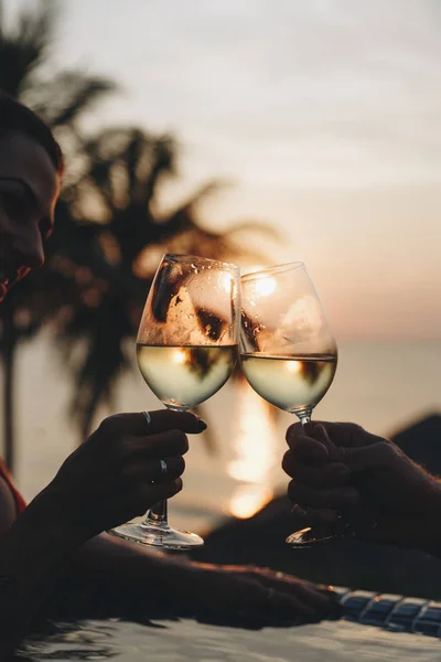 Casal Desfrutando Pôr Sol Romântico — Fotografia de Stock