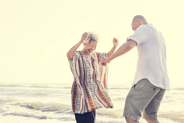 Madura Madre Hijo Bailando Playa — Foto de Stock