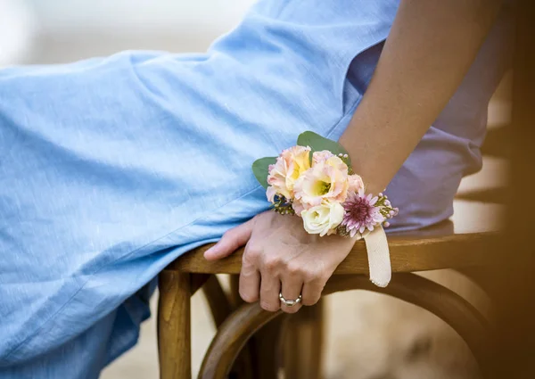 Nahaufnahme Von Brautjungfer Trägt Eine Corsage — Stockfoto