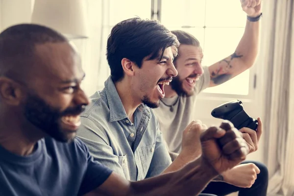 Grupp Vänner Som Spelar Spel Tillsammans — Stockfoto