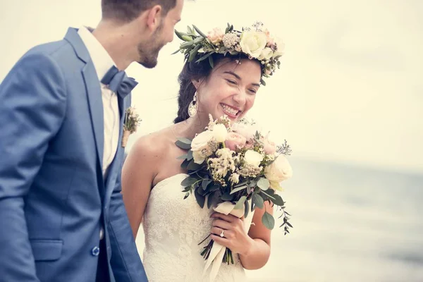 Genç çift sahilde evleniyor