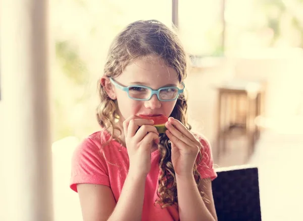 Niña Disfrutando Comiendo Sandía — Foto de Stock