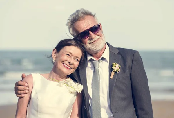 Старша Пара Одружується Пляжі — стокове фото