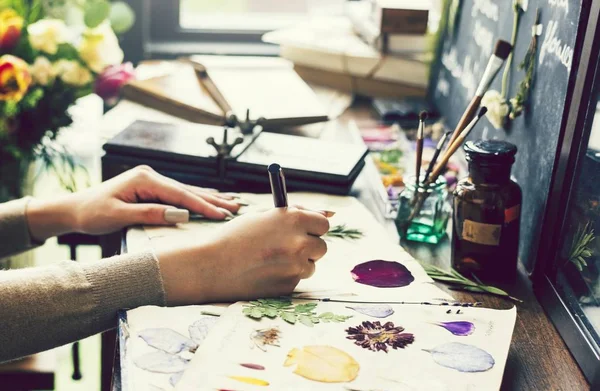 Menina Fazendo Artesanato Com Flores Secas — Fotografia de Stock