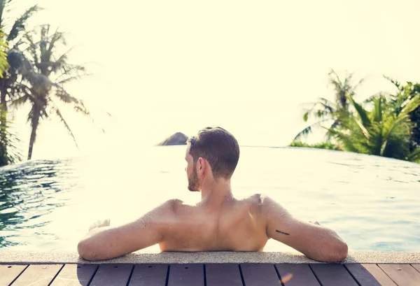 Rückansicht Eines Mannes Der Sich Einem Pool Entspannt — Stockfoto