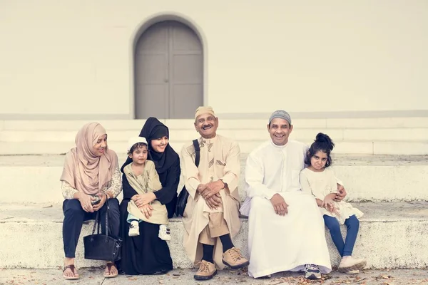 Muslimsk Familj Sitter Tillsammans Utomhus — Stockfoto